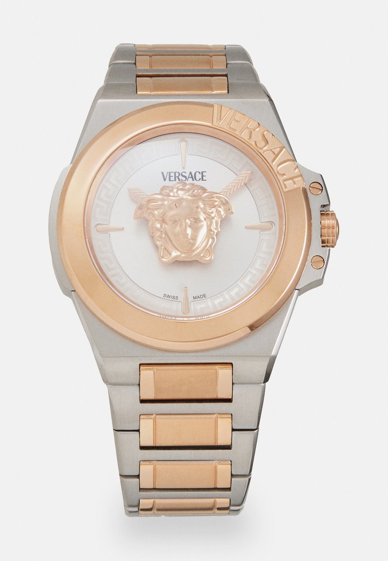 Orologio da polso Versace con bracciale in metallo argento e oro rosa, lunetta in oro rosa, testa di Medusa su quadrante bianco e due sottili lancette a forma di freccia.