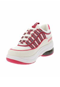 Baskets blanches et roses avec une semelle rembourrée, dotées de lacets élastiques rayés rouges et d'un design élégant. Accents et texture en caoutchouc notables.