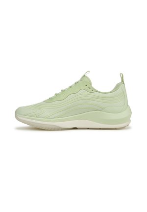 Baskets de sport vert clair avec surface texturée, détails de design ondulés, talon renforcé et semelle légère. Présente un système de laçage.