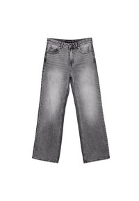 Jean en denim gris à jambe large, avec une finition délavée, un design classique à cinq poches et de légères distorsions le long des jambes.