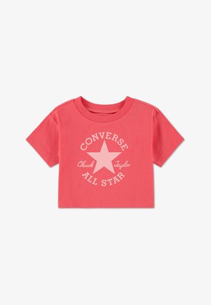 Koralska kratka majica od pamuka, s velikim bijelim zvjezdastim motivom i tekstom "Converse Chuck Taylor All Star" u kružnom rasporedu.