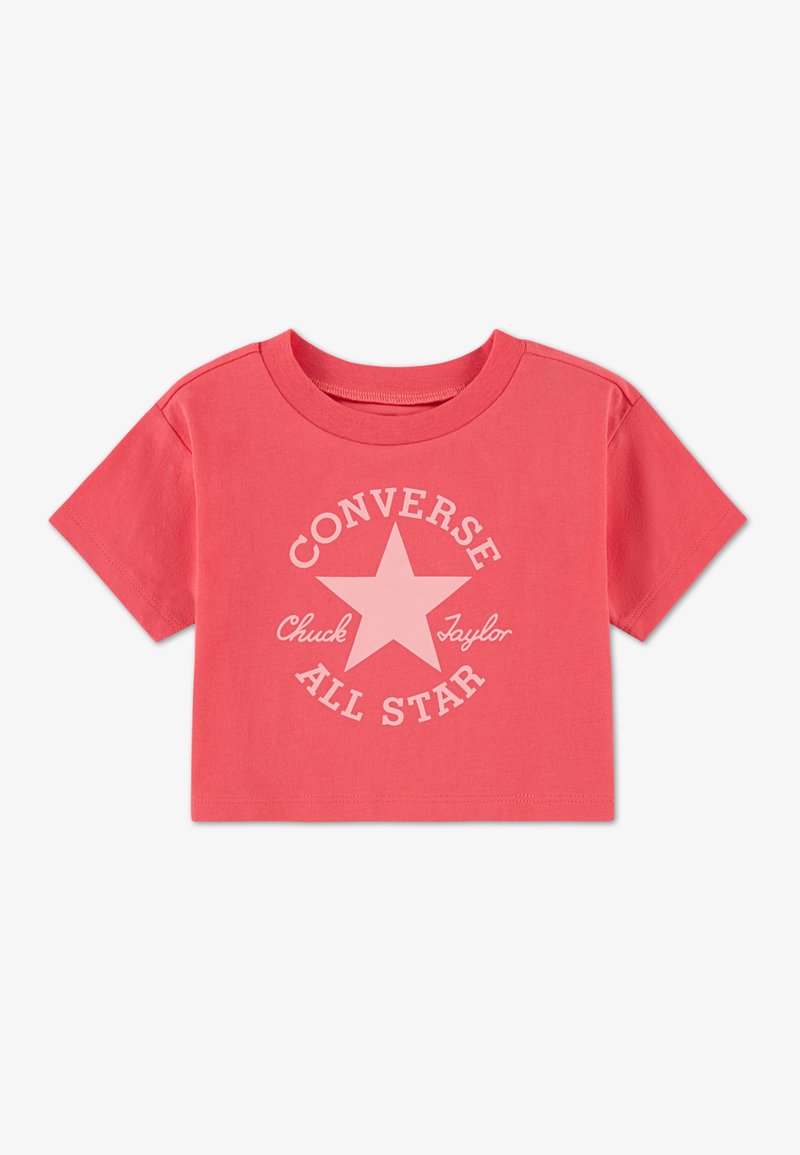 Κοραλλί κοντομάνικη μπλούζα από βαμβάκι, με μεγάλο λευκό αστέρι και κείμενο «Converse Chuck Taylor All Star» σε κυκλική διάταξη.