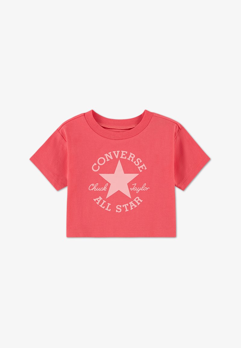 Κοραλλί κοντομάνικη μπλούζα από βαμβάκι, με μεγάλο λευκό αστέρι και κείμενο «Converse Chuck Taylor All Star» σε κυκλική διάταξη.
