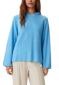 Hellblaues Kapuzensweatshirt mit gerippter Textur, weiten Ärmeln und lockerer Passform. Bemerkenswerte Details sind ein dezentes Stichmuster entlang der Nähte.