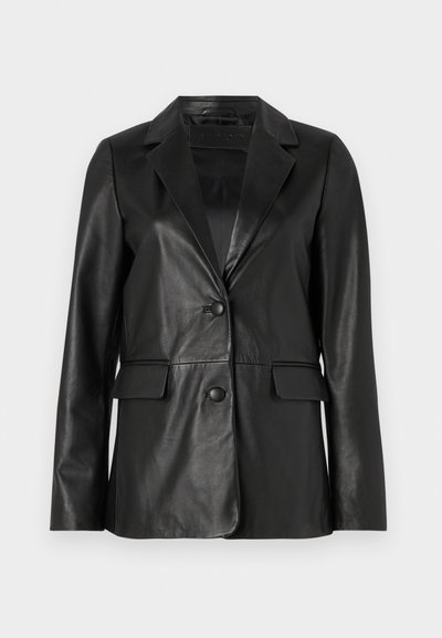 Blazer in pelle nera con colletto a cannello, due tasche frontali, chiusura con un bottone e texture liscia. Vestibilità sartoriale con maniche lunghe.