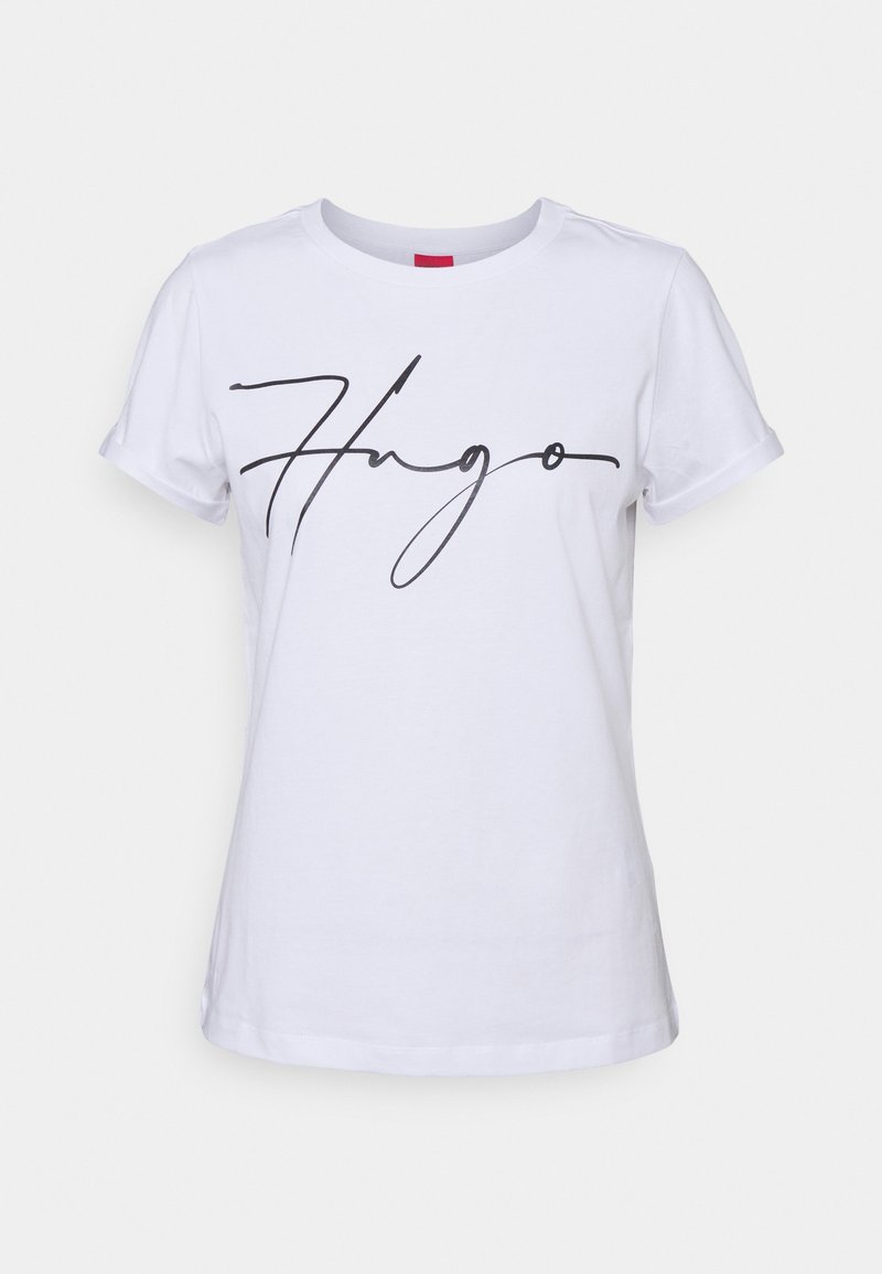 Hvid bomulds t-shirt med et fremtrædende sort kursiv logo, der siger "Hugo", med korte ærmer og rund halsudskæring.