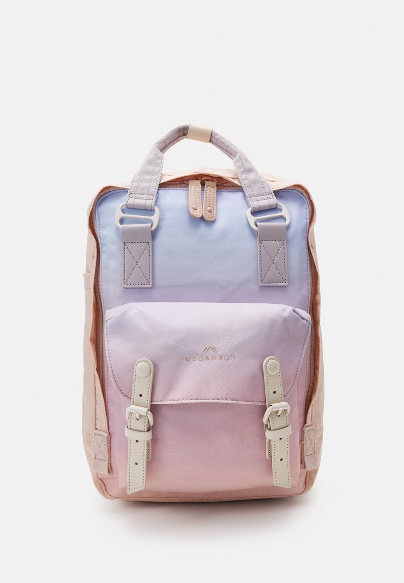 Wielokolorowy plecak w kolorach lawendowym, różowym i brzoskwiniowym. Posiada przednią kieszeń z podwójnymi paskami i srebrnymi akcentami, wykonany z trwałego materiału.