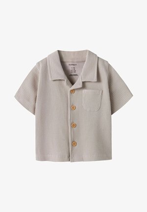 Chemise beige à manches courtes pour tout-petit en maille gaufrée, avec des boutons en bois et une petite poche poitrine, dotée d'un col camp.