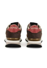 Sneaker marroni con accenti rosa, materiali in suede e rete, tallone nero, suola spessa bianca e nera, e branding "SUN68" sul tallone.