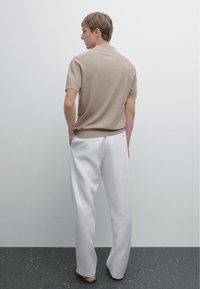 Massimo Dutti TEXTURED V-NECK SHORT SLEEVE - Polotričko - khaki