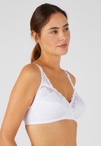 Damart SOUTIEN CROISÉ GRAND MAINTIEN EFFET GUIPURE - Beugel BH - blanc