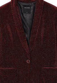 Blazer in velluto bordeaux con motivo testurizzato, rever a scollo, chiusura con un bottone e due tasche frontali. Taglia S. Fodera nera visibile.