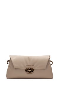 Bolso de mano de cuero beige con solapa plegada, acentos de hardware dorado, logo embossado en la parte frontal y superficie suave y texturizada.