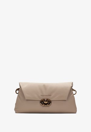 Pochette en cuir beige avec un rabat replié, accent en métal doré, logo embossé à l'avant et surface douce et texturée.