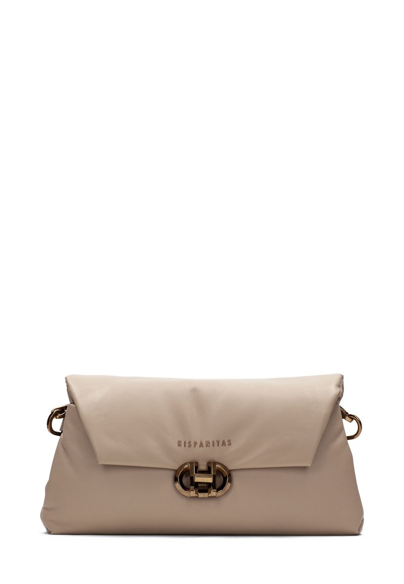 Bolso de mano de cuero beige con solapa plegada, acentos de hardware dorado, logo embossado en la parte frontal y superficie suave y texturizada.