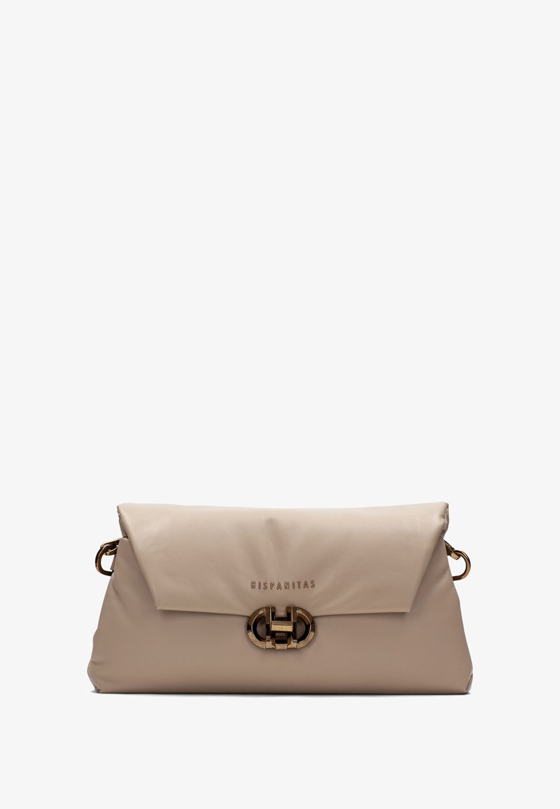 Bolso de mano de cuero beige con solapa plegada, acentos de hardware dorado, logo embossado en la parte frontal y superficie suave y texturizada.