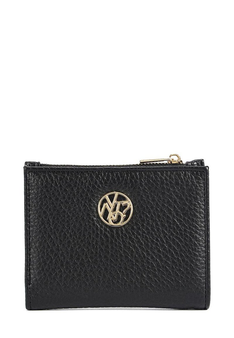 Portafoglio in pelle nera strutturata con un accento in oro. Presenta una chiusura con zip e una forma rettangolare, progettato per carte e contante.