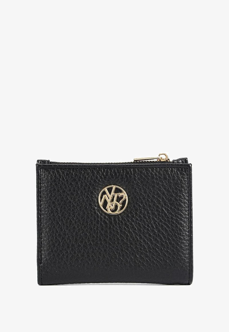 Portafoglio in pelle nera strutturata con un accento in oro. Presenta una chiusura con zip e una forma rettangolare, progettato per carte e contante.