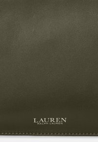 Cartera de cuero verde oliva con textura suave, que presenta un logo metálico "LAUREN RALPH LAUREN" en la parte inferior y bordes limpios.