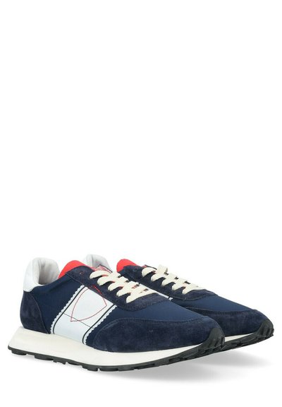 Baskets bleu marine en matériau daim et mesh, avec des accents en cuir blanc, des détails rouges, des lacets crème et une semelle en caoutchouc texturée.