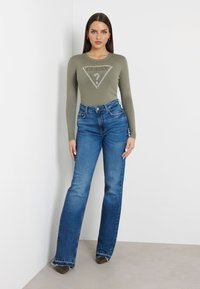 Guess FRONTLOGO STRASS - Maglione - grün