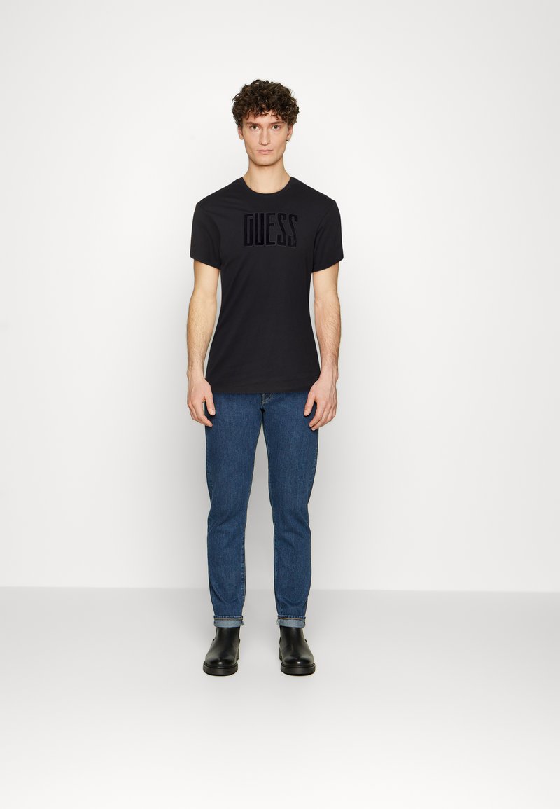 Herren T-Shirts basic | Guess BOLD FONT T-Shirt print jet black/schwarz - DB94651 Herren T-Shirts basic | Guess BOLD FONT T-Shirt print jet black/schwarz - DB94651