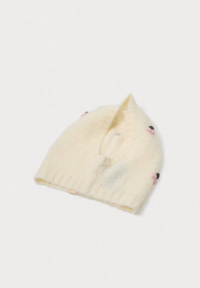 Κρεμ τύπου πλέξιμο σκουφί με κορυφή και ριμπ στεφάνι, διακοσμημένο με μικρές κεντημένες ανθισμένες λεπτομέρειες σε ροζ και πράσινο. Μαλακή υφή.