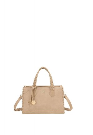 Sac à main rectangulaire beige avec poignées tressées, bandoulière amovible, bords cousus et accents logo et charms dorés.