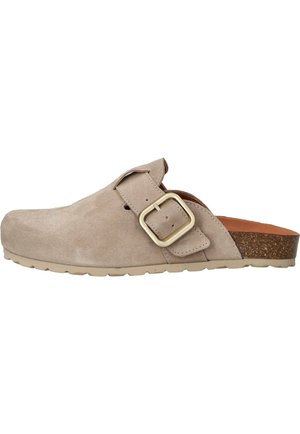 Beige suède instapklomp met een grote rechthoekige gouden gesp, een voetbed van kurk en een bruine rubberen zool, ontworpen voor casual gebruik.