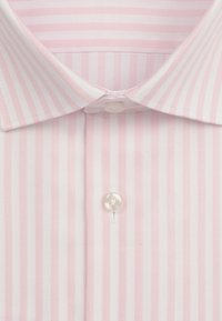 Chemise habillée à col avec rayures verticales roses et blanches, dotée de boutons blancs sur le devant et sur le col.