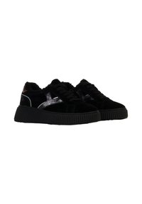 Sneaker nere in suede con superficie testurizzata, dotate di accenti lucidi e una suola spessa e rigata. Inclusi lacci e una morbida fodera interna.