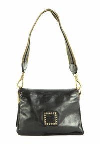 Borsa in pelle nera di forma rettangolare, con un dettaglio quadrato borchiato sul davanti e una tracolla rimovibile di colore verde oliva.