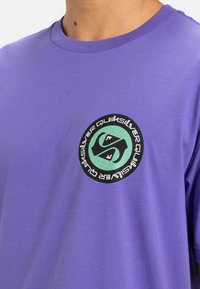 Quiksilver CIRCLE BACK - Camiseta estampada - pmg