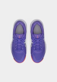 Μωβ αθλητικά παπούτσια με επάνω μέρος από δίχτυ, υφασμάτινη υφή, γκρι λεπτομέρειες και ροζ σόλα. Διαθέτουν παραδοσιακό κορδόνι και επενδεδυμένο γιακά.