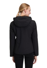 Czarna, ocieplana kurtka z kapturem, z wyściółką w leopardzie wzory, długimi rękawami i lekko zaokrąglonym dołem.