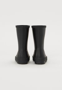 Bottes en caoutchouc noires mi-mollet avec surface lisse, semelles texturées et bouts ronds. Présentent un léger brillant et un bord renforcé pour la durabilité.