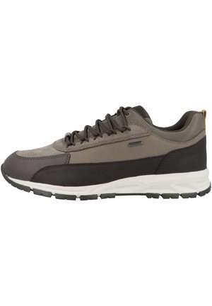 Zapatillas para hombre con una combinación de gamuza marrón y cuero, con una entresuela blanca, suela de goma negra y cordones marrones.