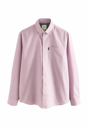 Svetloružová košeľa s dlhými rukávmi, golierom na gombíky, jedným náprsným vreckom a bielymi gombíkmi. Hladká textúra s jemným vzorom.