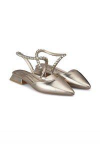 Chaussures slingback métalliques dorées avec un orteil pointu, un petit talon carré plat, et des accents en cristal décoratifs sur les sangles. Texture lisse.