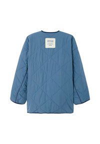 Chaqueta azul acolchada con mangas largas y una etiqueta blanca en la parte superior de la espalda que dice "American Vintage 2005."