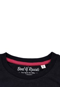 Sort bomulds T-shirt med rund halsudskæring og rød indvendig kant, mærkelabel "Band of Rascals" og størrelsesmærke synligt nær kraven.