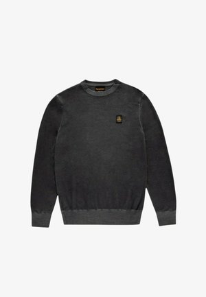 Maglione grigio in materiale morbido, con scollo rotondo, maniche lunghe e una piccola toppa del marchio sul davanti. Polsini e orlo elasticizzati.