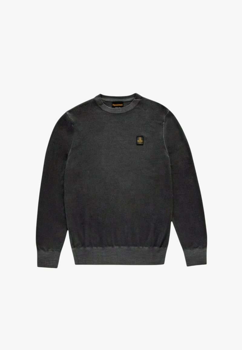 Maglione grigio in materiale morbido, con scollo rotondo, maniche lunghe e una piccola toppa del marchio sul davanti. Polsini e orlo elasticizzati.