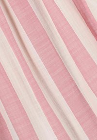 Gestreepte stof in lichtroze en crèmekleur, met een visgraatpatroon. Zachte textuur, met afwisselend brede en smalle strepen.