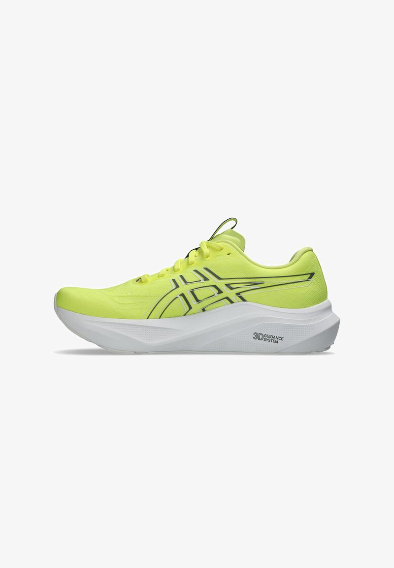 Sapatilha desportiva em amarelo néon brilhante com detalhes em preto, parte superior em malha leve e uma sola branca espessa com um "Sistema de Orientação 3D."