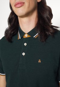 Jack & Jones JJEPAULOS SS NOOS - Polo - pine grove