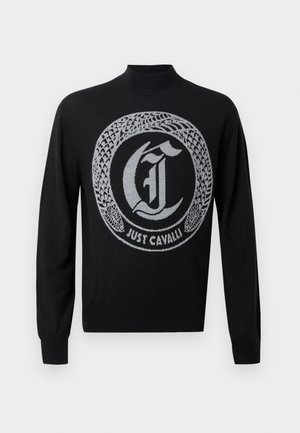 Czarny sweter dzianinowy z wysokim dekoldem, ozdobiony srebrnym logo i wzorem węża. Długie rękawy z dopasowanymi mankietami. Miękka tekstura.