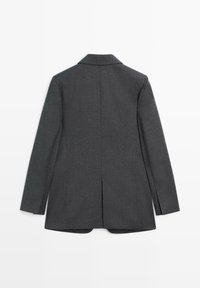 Grå uld blazer med en indskåret krave, enkelt vent ved ryggen og lange ærmer, der har minimale sømme og en glat struktur.
