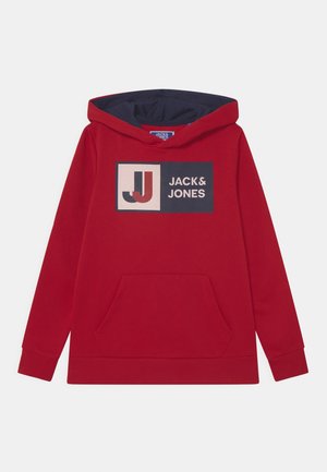 Sweatshirt à capuche rouge avec doublure marine, poche avant, et un graphique rectangulaire affichant "JACK & JONES" avec des lettres stylisées. Matière en coton.