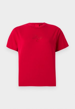 Punane lühikese varrukaga puuvillane T-särk ümmarguse kaelusega ning rinnaesisele õmmeldud peene "Hugo" scripti logo.